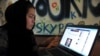 Egy hazara nő a Facebookot böngészi a Young Women For Change-ben, Afganisztán első, csak nőknek fenntartott internetkávézójában 2012. július 22-én Kabulban