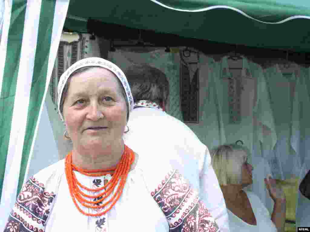 Секретами традиційної української вишиванки ділиться народна майстриня.