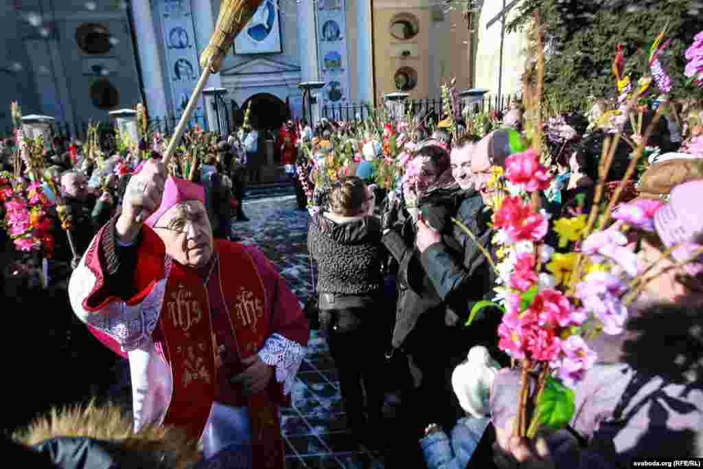 Тадэвуш Кандрусевіч асьвячае вербы &nbsp; 