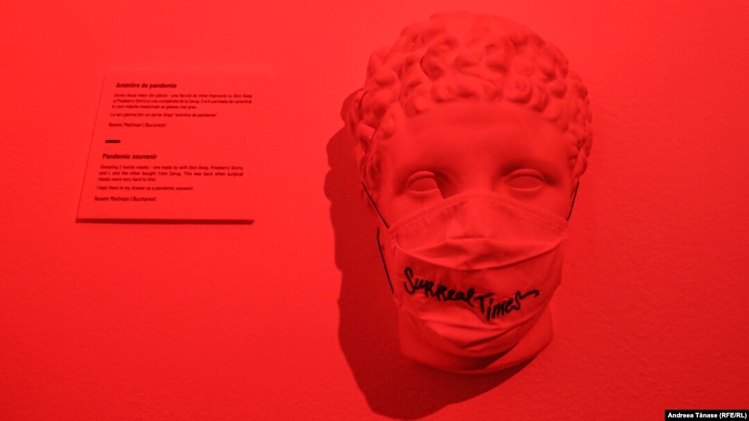 Pandemia a schimbat lumea, inclusiv în privința infracționalității, care a scăzut semnificativ în ultimul an. Imagine de la expoziția „Fragile Identities” - The Pandemic Museum, un proiect cultural organizat la București.
