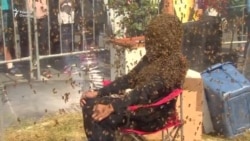 Марде сару рӯйи худро ба лонаи занбӯр табдил дода, соҳиби рекорди нави ҷаҳонӣ шуд.