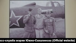 Американски и руски пилоти позират пред Bell P-39 Airacobra, с които са доставяни провизии на СССР по американската програма Lend-Lease