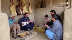 د اورکزیو يو استوګن په جونګړه کې ربابونه جوړوي