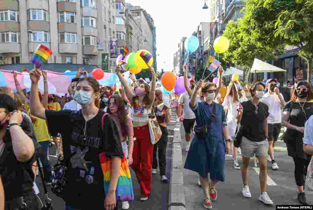 Mai multe persoane participă la Marșul Diversității, pe Calea Victoriei din București.