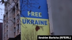 Në qendër të Prishtinës shihet një poster me mbishkrimin "Liri për Ukrainën".