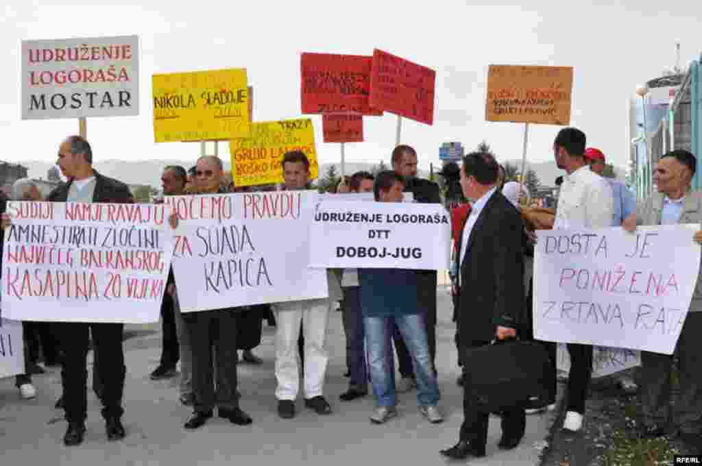 Mirni protesti ispred zgrade UN zbog najavljenog skraćivanja optužnice bivšem lideru bosanskih Srba Radovanu Karadžiću, 16. septemar 2009. Foto: Midhat Poturović