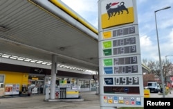 Prețurile actuale ale combustibilului la o benzinărie din München, Germania, 3 martie 2026.