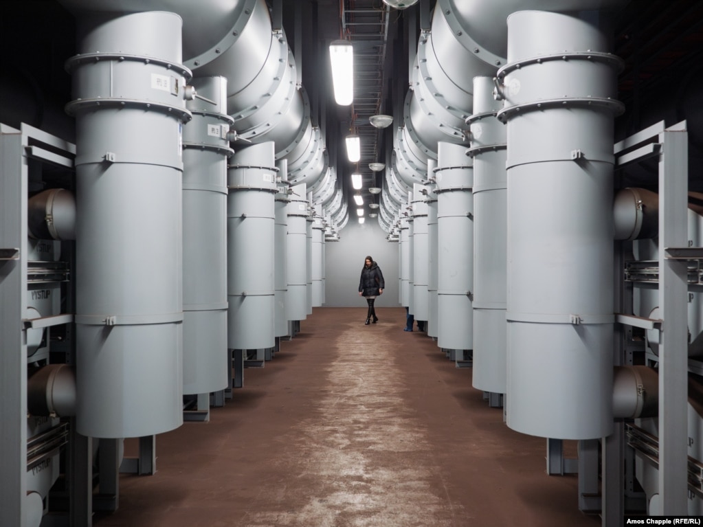 Filtrat e ajrit brenda sistemit të metrosë së Pragës, të cilët do të aktivizoheshin në rast se atmosfera e jashtme kontaminohet me pluhur radioaktiv ose nëse Praga goditet me armë biologjike ose kimike. Disa informacione rreth Sistemit Mbrojtës të Metrosë së Pragës mbeten sekrete. Kompania e Transportit të Qytetit të Pragës i kërkoi Radios Evropa e Lirë të mos specifikojë stacionin e metrosë ku janë marrë këto imazhe.