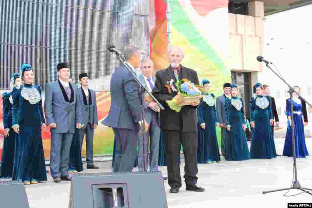 Татарстан президенты Рөстәм Миңнеханов (с) язучы Вахит Имамов (уртада) һәм каллиграфия остасы Владимир Попов белән