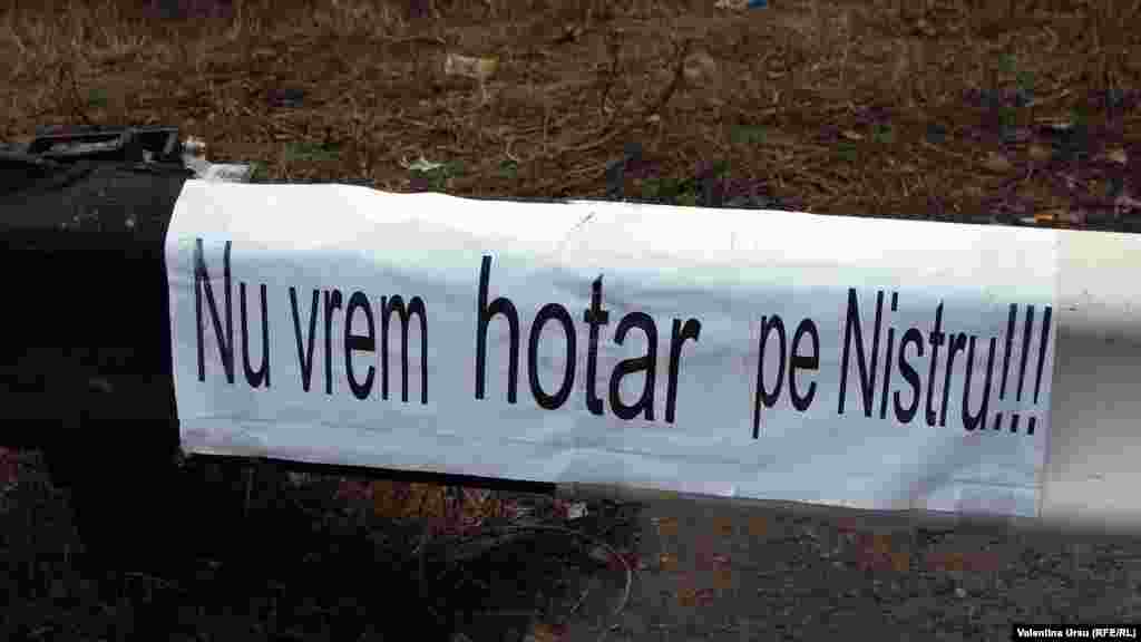 9 ianuarie 2012.&nbsp;Protest la podul de la Vadul lui Vodă după ce un pacificator rus l-a împuşcat mortal pe un tânăr de la Pârâta, raionul Dubăsari