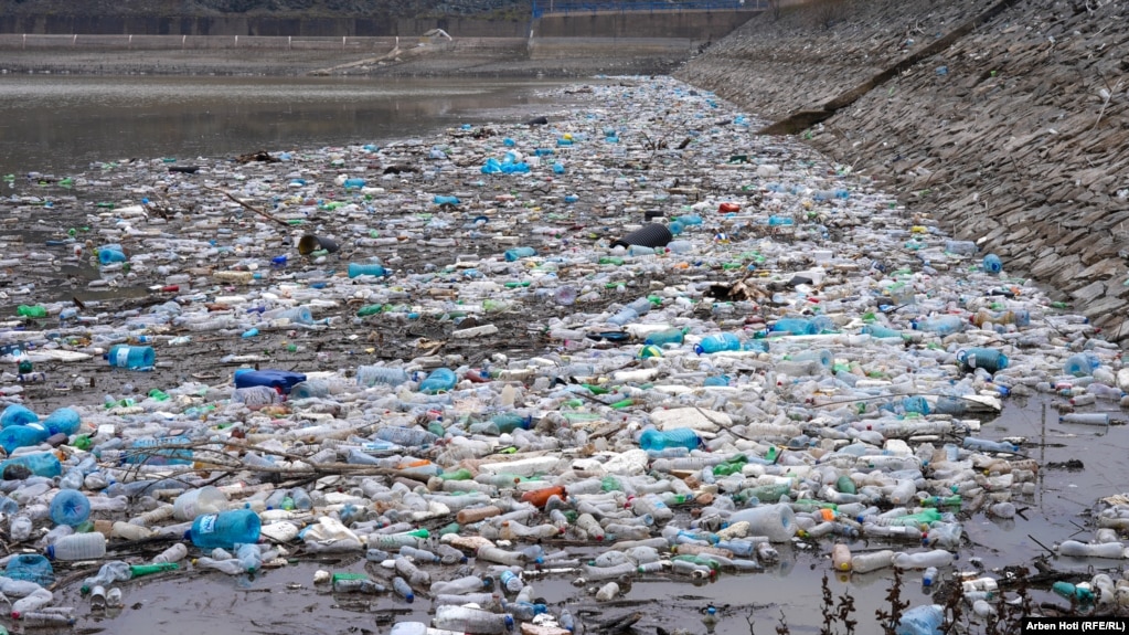 Shishe të shumta plastike shihen në një pjesë të Liqenit të Badocit. Nga ky vend furnizohet me ujë një pjesë e Prishtinës dhe e Graçanicës.