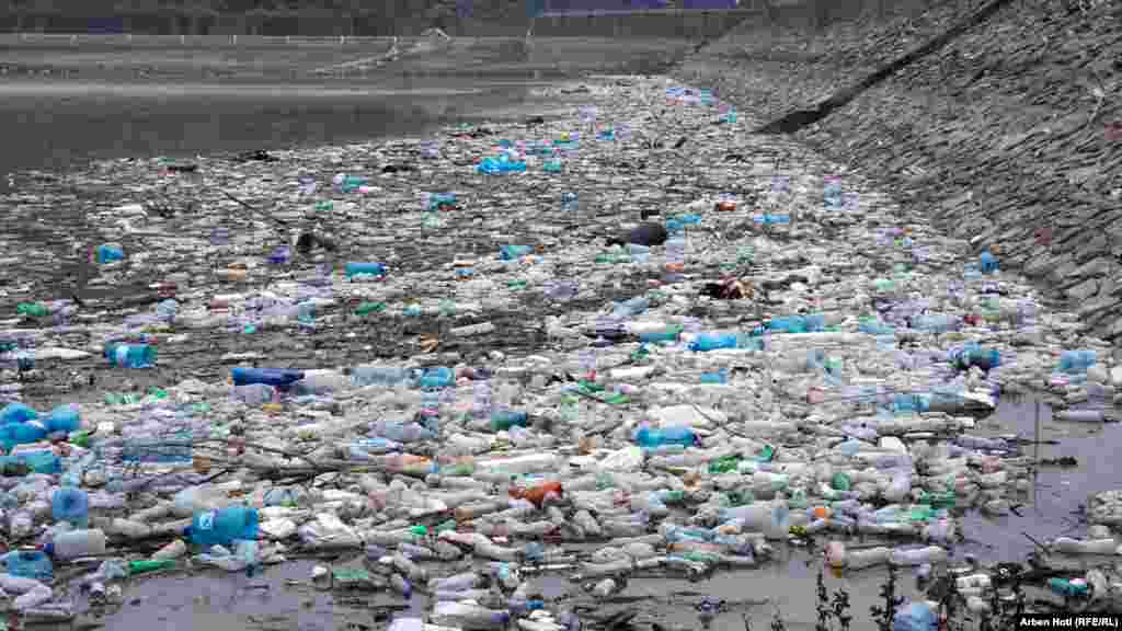 Shishe të shumta plastike shihen në një pjesë të Liqenit të Badocit. Nga ky vend furnizohet me ujë një pjesë e Prishtinës dhe e Graçanicës.