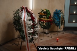 Вянкі, ускладзеныя ў капліцы ў гонар паўстанцаў