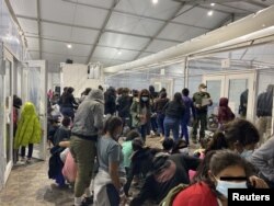 Încăpere supraaglomerată în care sunt cazați migranții, Donna/Texas