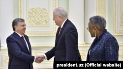 Uzbek President Shavkat Mirziyoyev (left) meets with U.S. Undersecretary of State Thomas Shannon (center) in Tashkent on March 26.