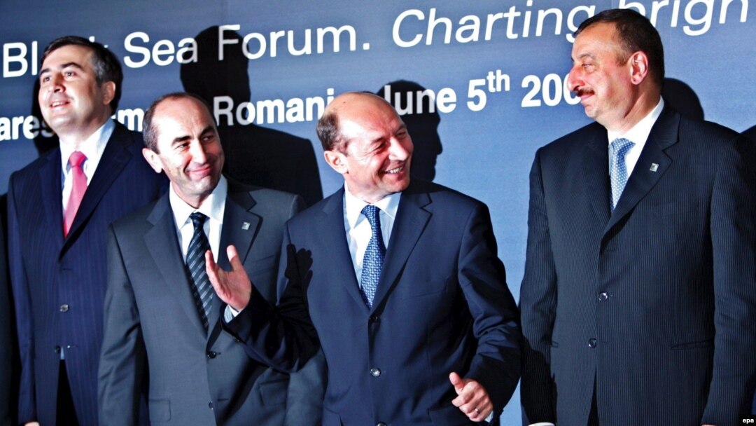 Predsednici Jermenije i Azerbejdžana često su se sastajali i na međunarodnim skupovima. Fotografija je sa susreta Crnomorskog foruma u Ruminiji, 5. juna 2006. godine. S leva na desno: predsednik Gruzije Mikhail Saakashvili, predsednik Jermenije Robert Koc