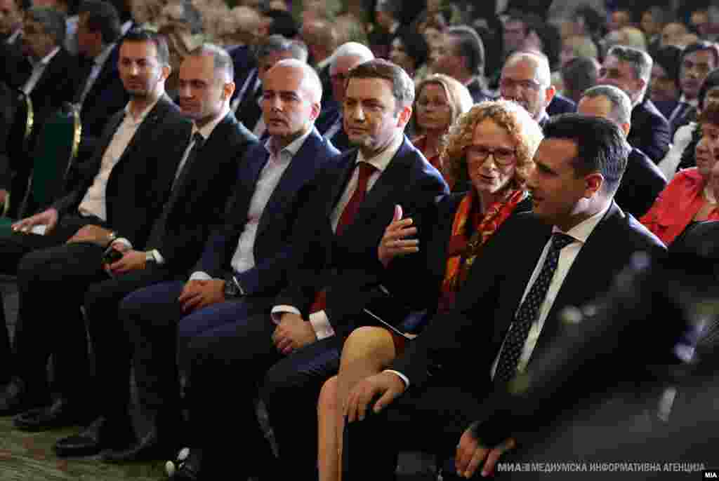 МАКЕДОНИЈА - Премиерот Зоран Заев во врска со најавената метла информира дека во вторник, на 9 јули, би можеле да се донесат и првите одлуки. Според него, промени ќе има најверојатно на 20 до 25 места, директорски и кај раководители на подрачни единици.&nbsp;