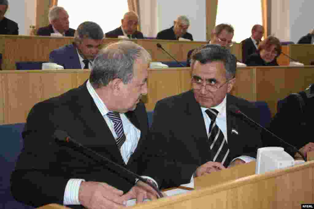 Он сӯи девори парлумон #100