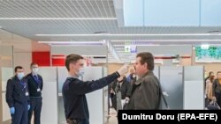 Control cu scanerul termic la Aeroportul din Chișinău 