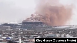 Облако дыма от металлургического комбината компании «АрселорМиттал Темиртау»