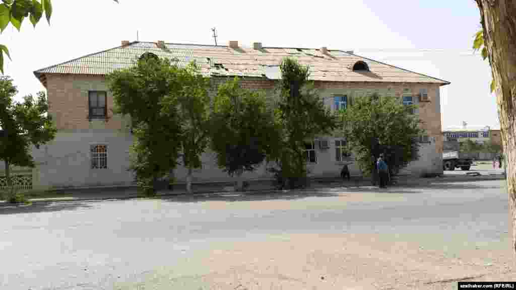 Nebitdag şäheriniň iň köne kwartallarynyň käbirleri diýlip hasaplanylýan bu jaýlarda kanalizasiýa ulgamy ýok. Bu sebitiň ýaşaýjylarynyň käbirleri öz hasaplaryna kanalizasiýa ulgamlaryny çekdirendiklerini aýdýarlar. Ýaşaýjylaryň galanlary bolsa köçede gurlan hajathanalardan peýdalanýandyklaryny aýdýarlar.