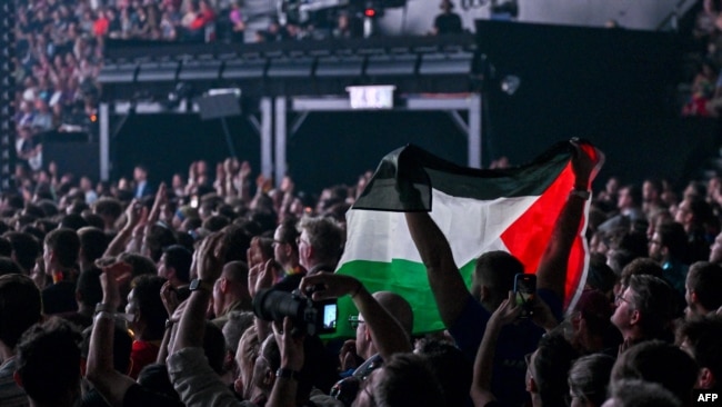 Një flamur palestinez në publik gjatë performancës së këngëtarës izraelite Yuval Raphael, që përfaqëson Izraelin me këngën "New Day Will Rise" në Eurovizion.