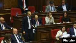 Nikol Pașinian în Parlamentul de la Erevan