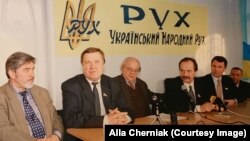 У 1989 році Володимир Черняк (другий зліва) став співзасновником «Народного руху України» і співавтором програми партії