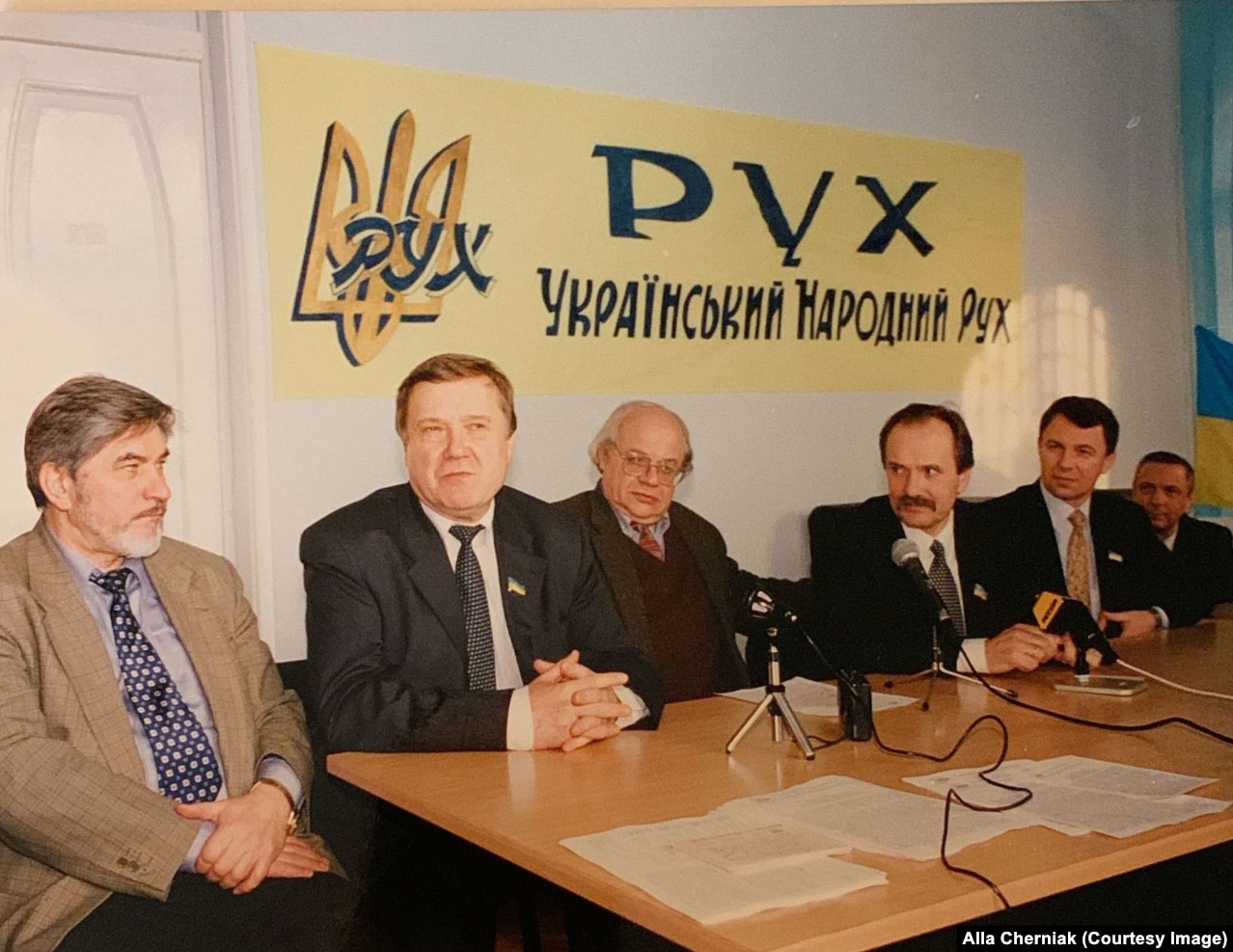 Представники Українського народного руху під час пресконференції після розколу Народного руху України. Зліва направо: Павло Мовчан, Володимир Черняк, Іван Драч, Іван Заєць