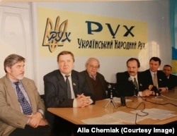Представники Народного руху України під час пресконференції: економіст Володимир Черняк (другий ліворуч), поет Іван Драч і дисидент В’ячеслав Чорновіл