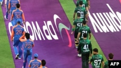 د هند او پاکستان ملي لوبغاړي یوې پخوانۍ لوبه کې 