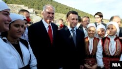 Може ли некој да им помогне за решавање на спорот? Премиерите на Македонија и Грција Груевски и Папандреу