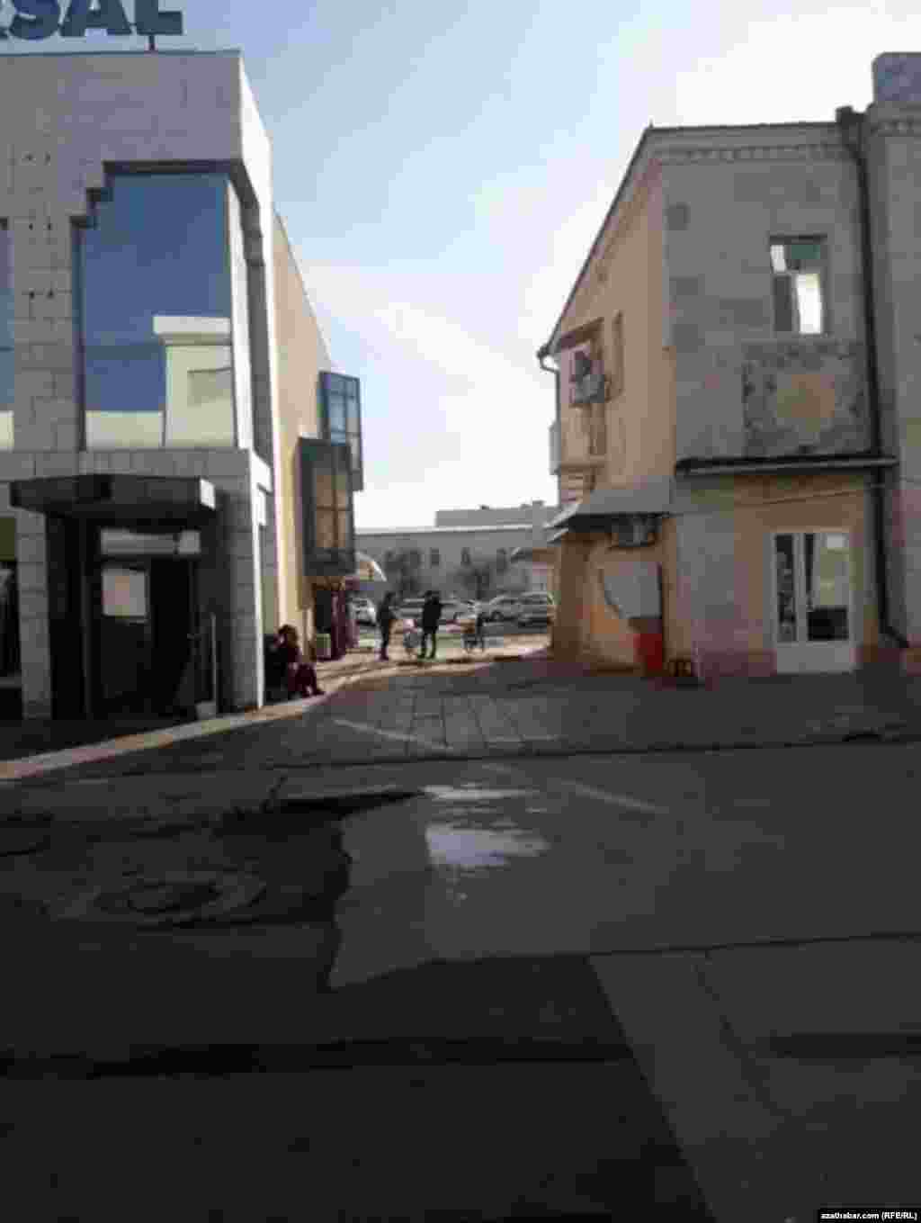 Aşgabatda merkezi köçelerden beýleki ýollaryň gözden düşürilýändigi aýdylýar.