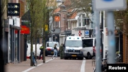 Policia holandeze në Ede, afër vendit ku janë marrë peng disa persona. 