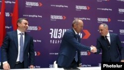 Armenia - Former President Robert Kocharian (C) and leaders of the Dashnaktsutyun and Resurgent Armenia parties sign a joint declaration on their electoral alliance, Yerevan, May 9, 2021.