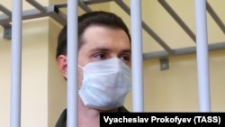 Trevor Reed inside the defendants' cage during the court hearing in Moscow on July 30.