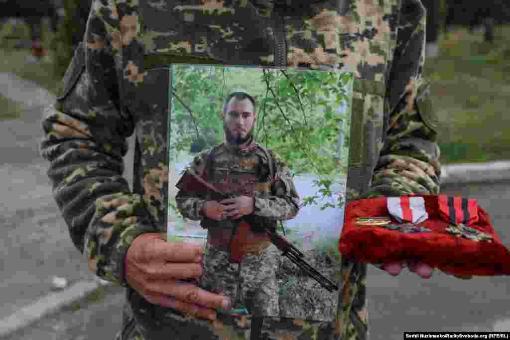 Віталій Бондаренко також родом із Ладижина Вінницької області. Батьки Віталія свого часу переїхали до Великої Димерки, тож сім’я оселилася там