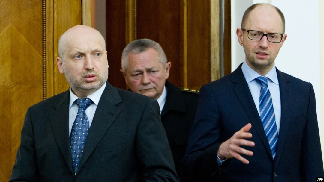 Ukrainian Prime Minister Arseniy Yatsenyuk (right),acting President Oleksandr Turchynov (left) delivered an address together on television. (file photo)