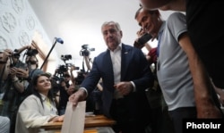 Milijarder i lider opozicije Samvel Karapetijan glasa u Jerevanu 7. juna.