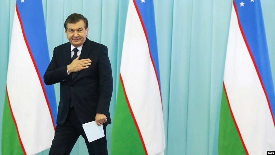 Жеңіске жеткен кандидат Шавкат Мирзияев кезектен тыс президент сайлауынан кейін өз жақтастарымен кездесу кезінде. Ташкент, 5 желтоқсан 2016 жыл.