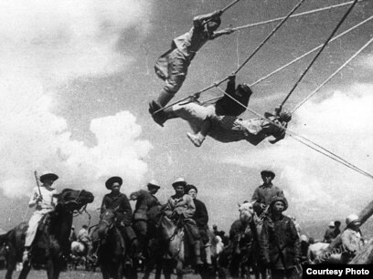 Орыс үйдегі секс пен еркелетуді қараңыз