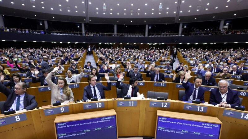 تأکید دو نماینده پارلمان اروپا بر آغاز روند تروریستی خواندن سپاه پاسداران