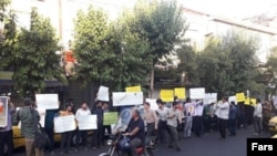 تجمع «دانشجویان بسیجی» مقابل سفارت انگلیس