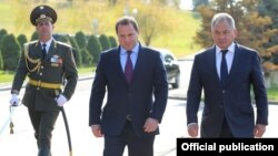 Armenia -- Defense Minister Davit Tonoyan (C) greets his Russian counterpart Sergey Shoygu in Yerevan, October 29, 2019.