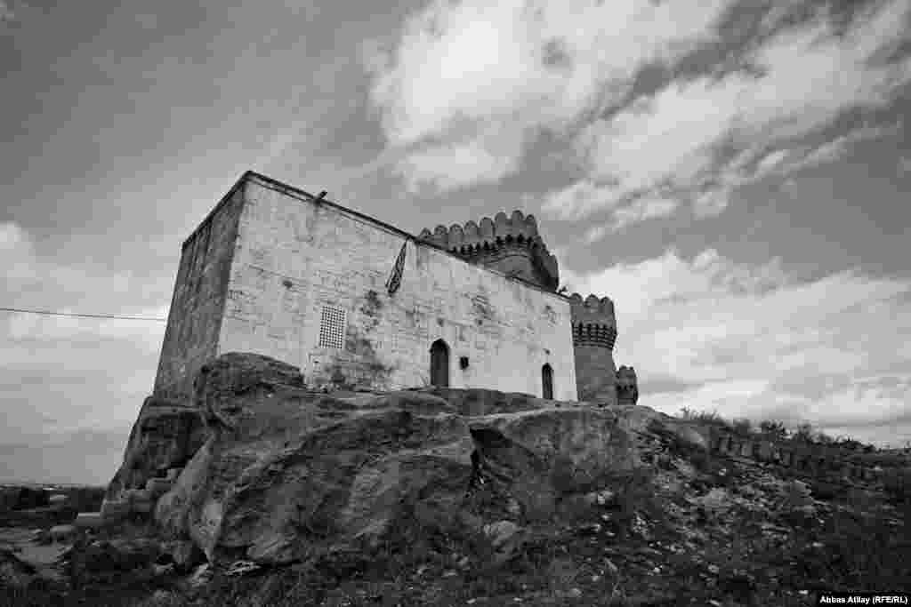 Ramana qalasının yanında başqa bir tarixi abidə mövcuddur: XVII əsrə aid məscid. Məscid bu gün də istifadə olunur.