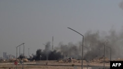 კვამლი კუვეიტის დედაქალაქ ელ-კუვეიტის იმ რაიონში, სადაც აშშ-ის საელჩოა. 2026 წლის 2 მარტი 