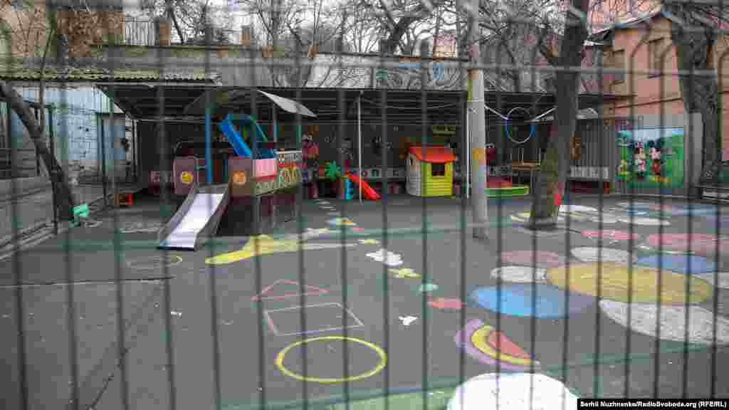 Закритий майданчик дитячого садка в центральній частині міста.&nbsp;Посилений карантин у Києві триватиме щонайменше до 16 квітня 