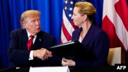 Președintele SUA Donald Trump și prim-ministra daneză Mette Frederiksen își dau mâna după semnarea acordului privind Groenlanda în marginea Adunării Generale ONU de la New York, pe 22 septembrie 2026. 