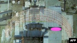 Обвалена ділянка даху (рожева позначка) і одна з арок майбутнього нового укриття, фотомонтаж Держатомрегулювання, 13 лютого 2013 року