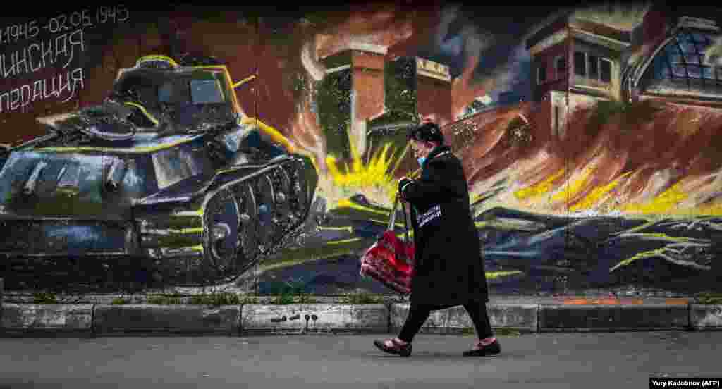 O femeie trece pe lângă un graffiti de la periferia orașului Podolsk, situat la aproximativ 40 km de Moscova. &nbsp;